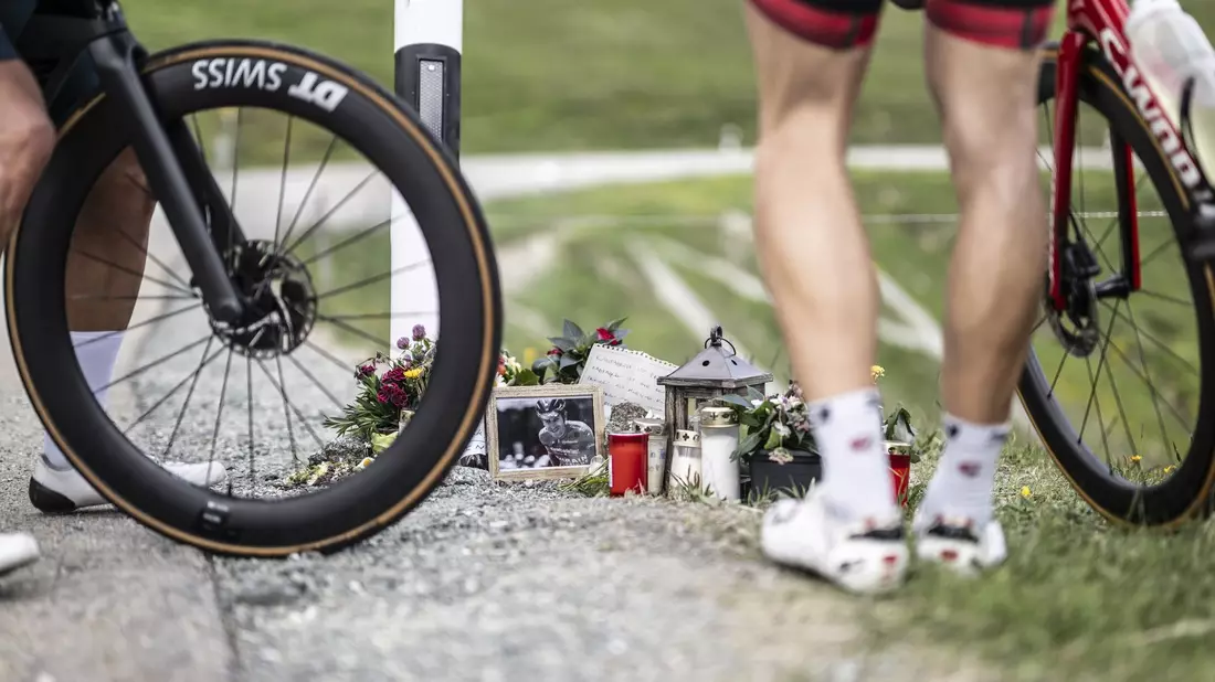 Radfahrer stehen am Unfallort des verunglückten Gino Mäder auf dem Albulapass. - Bild: Mayk Wendt/KEYSTONE/dpa