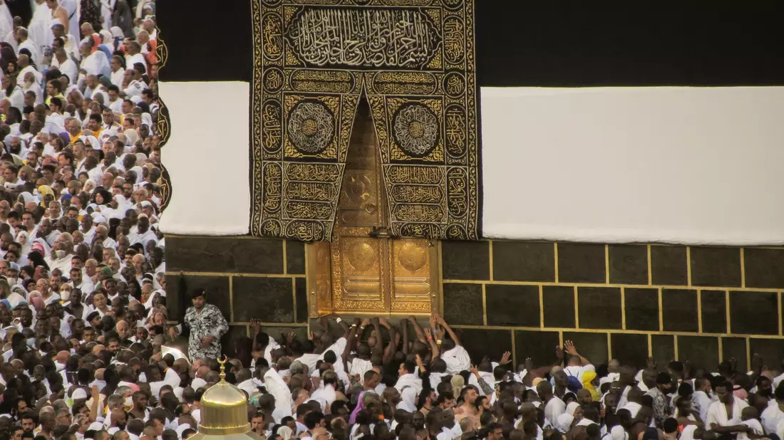 Muslimische Pilger umrunden die Kaaba, das würfelförmige Gebäude der Großen Moschee, während der jährlichen Hadsch-Pilgerfahrt. - Bild: Amr Nabil/AP