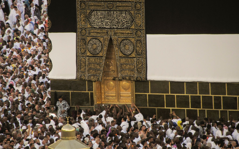Muslimische Pilger umrunden die Kaaba, das würfelförmige Gebäude der Großen Moschee, während der jährlichen Hadsch-Pilgerfahrt. - Foto: Amr Nabil/AP
