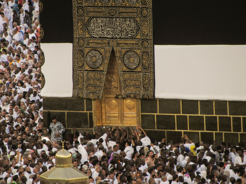 Muslimische Pilger umrunden die Kaaba, das würfelförmige Gebäude der Großen Moschee, während der jährlichen Hadsch-Pilgerfahrt. - Foto: Amr Nabil/AP