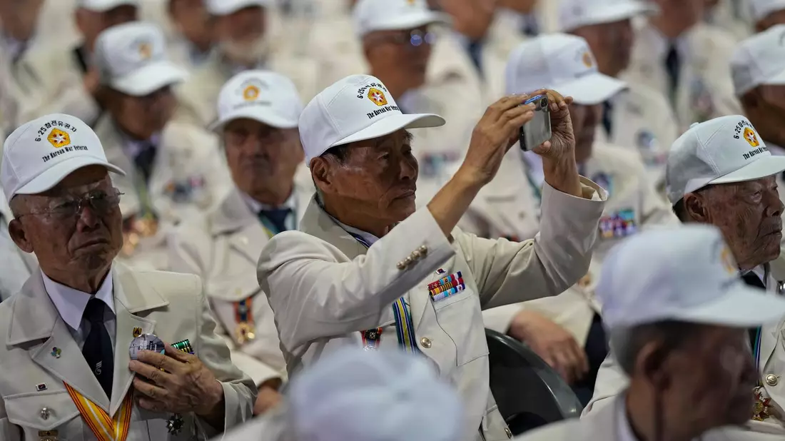 Viele Menschen nahmen an der Zeremonie zum 73. Jahrestag des Ausbruchs des Koreakriegs teil. - Bild: Lee Jin-man/AP/dpa