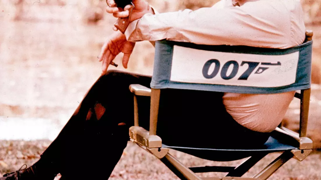 Roger Moore bei den Dreharbeiten zum Film James Bond 007 - Leben und sterben lassen. - Bild: AP/dpa