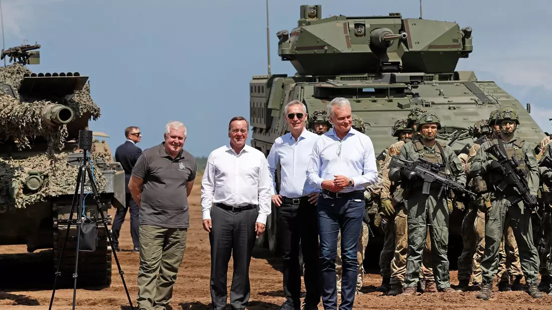 Verteidigunsminister Boris Pistorius (M) besucht mit Nato-Generalsekretär Jens Stoltenberg (2vr) seinen litauischen Amtskollegen Arvydas Anusauskas (l) und Litauens Präsidenten Gitanas Nauseda (r). - Bild: Mindaugas Kulbis/AP/dpa