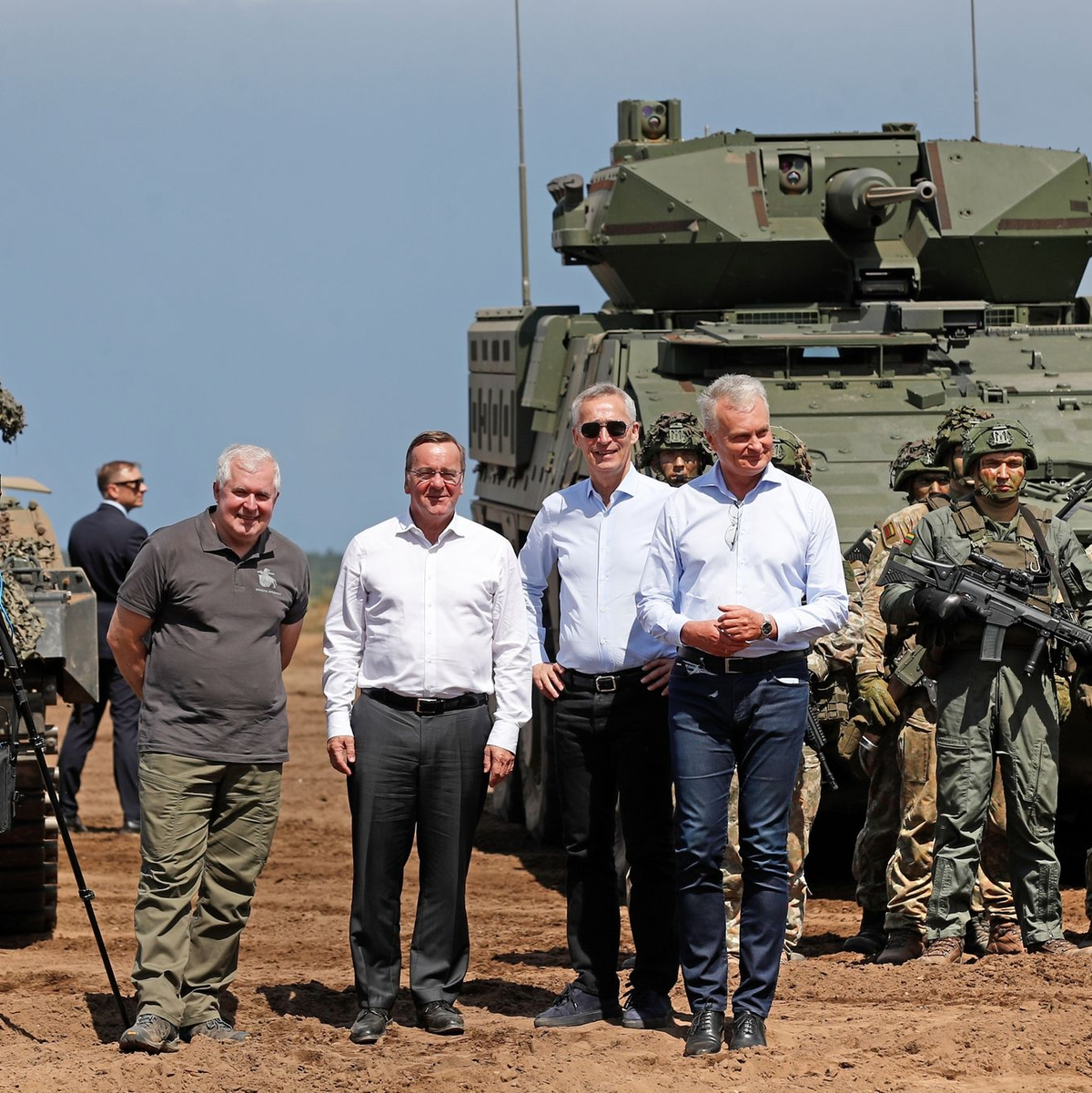 Verteidigunsminister Boris Pistorius (M) besucht mit Nato-Generalsekretär Jens Stoltenberg (2vr) seinen litauischen Amtskollegen Arvydas Anusauskas (l) und Litauens Präsidenten Gitanas Nauseda (r). - Foto: Mindaugas Kulbis/AP/dpa