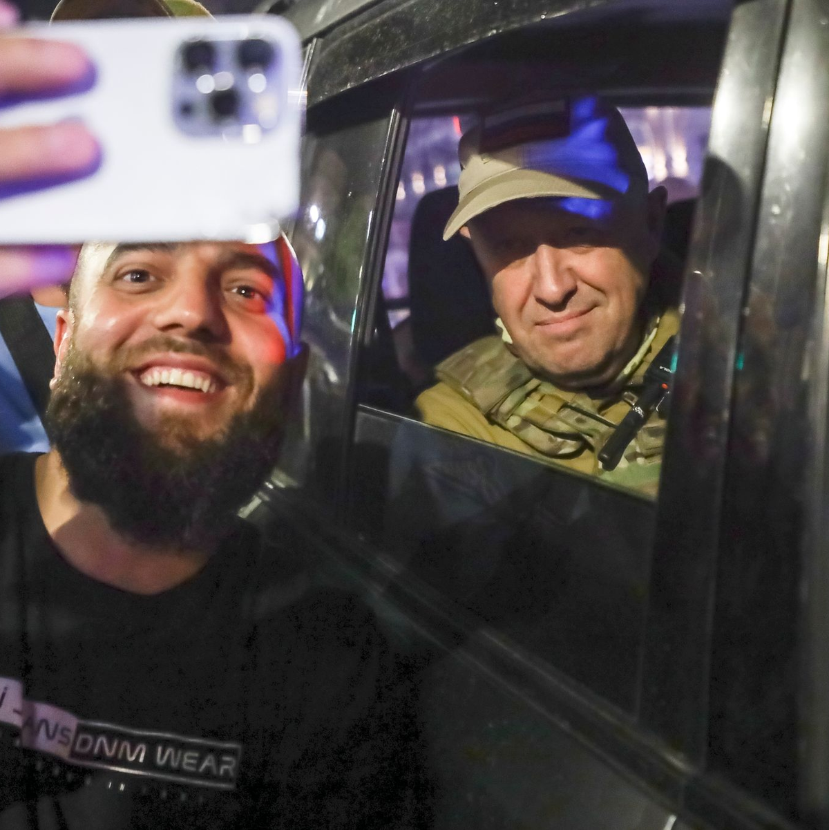 Ein Mann macht ein Selfie Wagner-Chef Jewgeni Prigoschin, bevor dieser am Samstag Rostow am Don verlässt. - Foto: -/AP/dpa