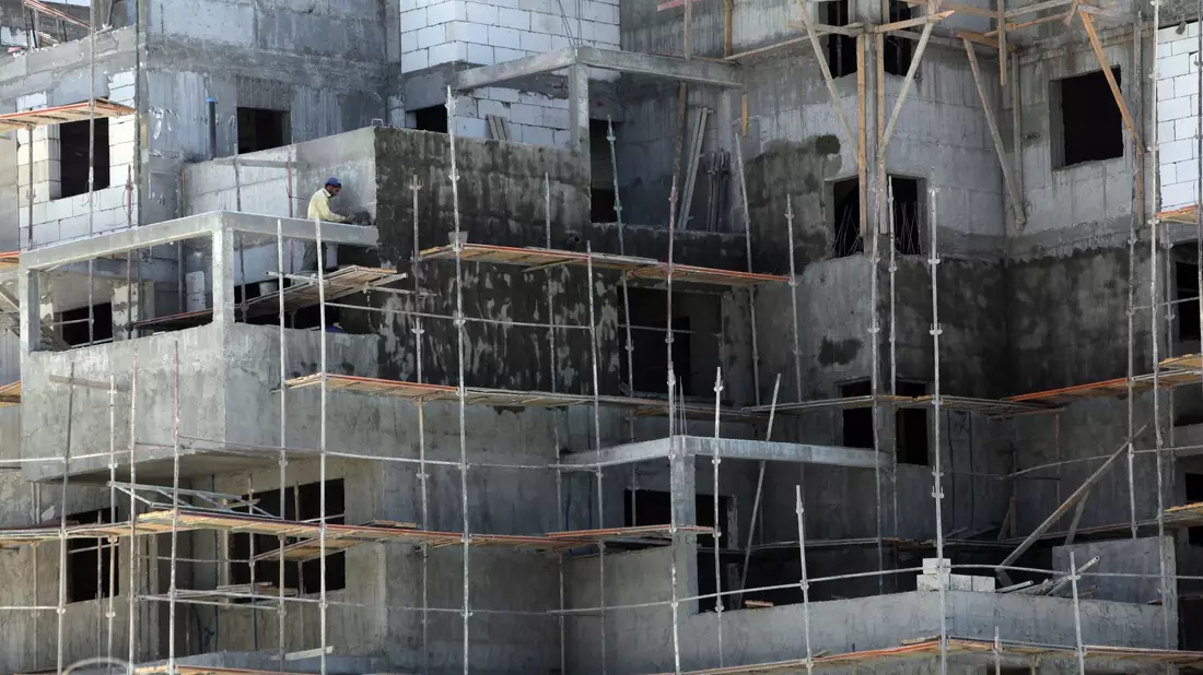 Ein Palästinenser zementiert in der großen jüdischen Siedlung Ma'ale Adumim im Westjordanland eine Mauer in einem Wohnkomplex. (Archivbild) - Bild: epa Jim Hollander/epa/dpa