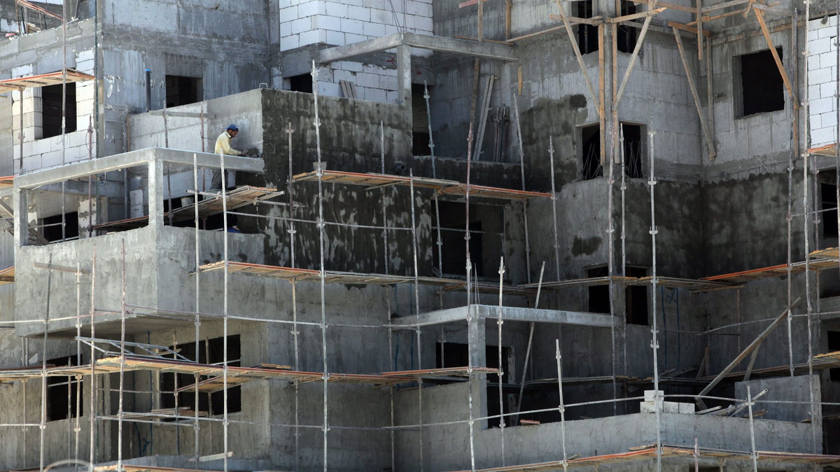 Ein Palästinenser zementiert in der großen jüdischen Siedlung Ma'ale Adumim im Westjordanland eine Mauer in einem Wohnkomplex. (Archivbild) - Foto: epa Jim Hollander/epa/dpa