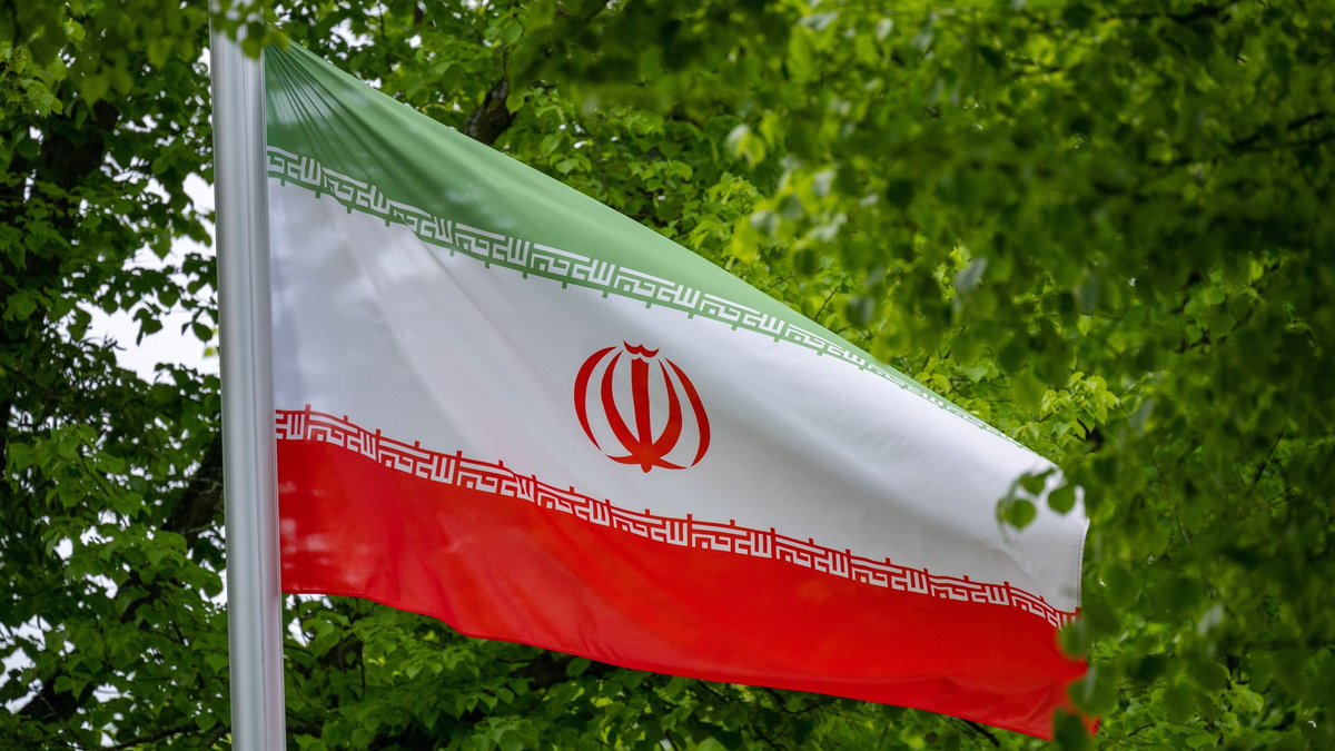 Die Flagge der Islamischen Republik Iran weht in Berlin: In dem Land kam es mutmaßlich zu einem Zwischenfall mit Sittenwächtern. - Foto: Monika Skolimowska/dpa