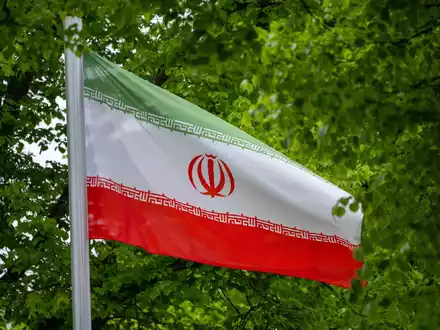 Die Flagge der Islamischen Republik Iran weht in Berlin: In dem Land kam es mutmaßlich zu einem Zwischenfall mit Sittenwächtern. - Foto: Monika Skolimowska/dpa