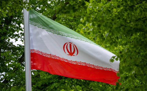 Die Flagge der Islamischen Republik Iran weht in Berlin: In dem Land kam es mutmaĂlich zu einem Zwischenfall mit SittenwĂ€chtern. - Foto: Monika Skolimowska/dpa Die Flagge der Islamischen Republik Iran weht in Berlin: In dem Land kam es mutmaĂlich zu einem Zwischenfall mit SittenwĂ€chtern. - Foto: Monika Skolimowska/dpa