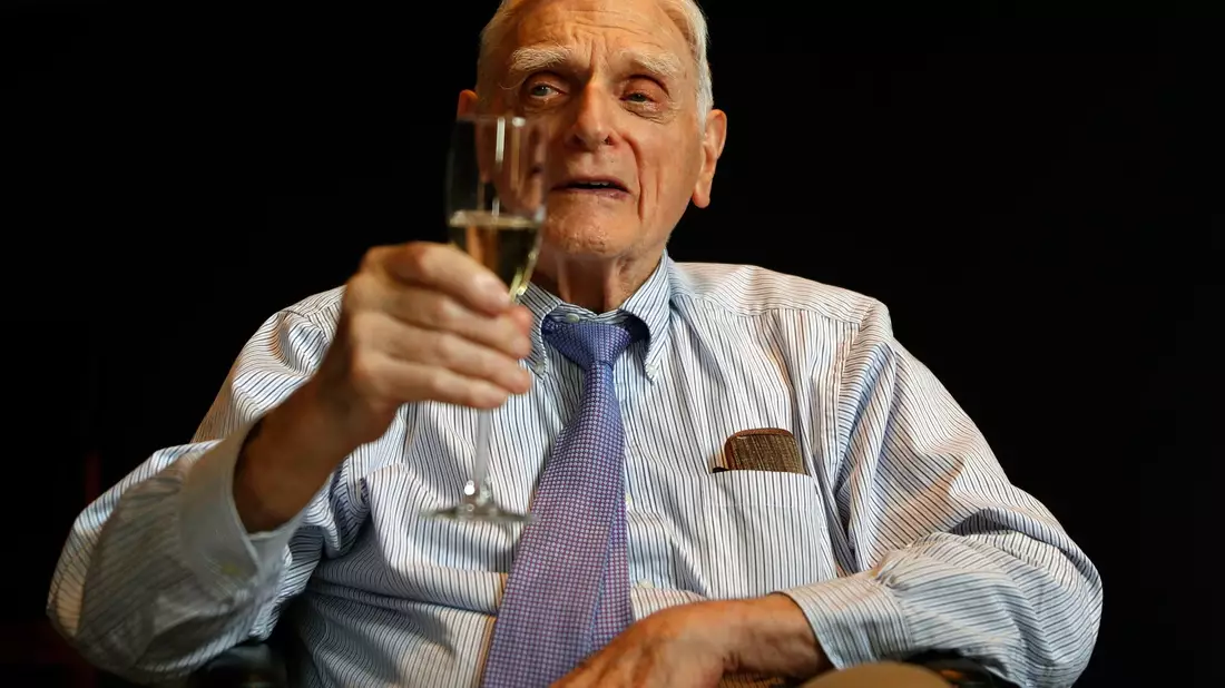 John B. Goodenough im Oktober 2019 bei der Royal Society in London, nachdem er zum Nobelpreisträger für Chemie 2019 ernannt wurde. - Bild: Alastair Grant/AP/dpa