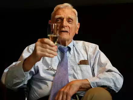 John B. Goodenough im Oktober 2019 bei der Royal Society in London, nachdem er zum Nobelpreisträger für Chemie 2019 ernannt wurde. - Foto: Alastair Grant/AP/dpa