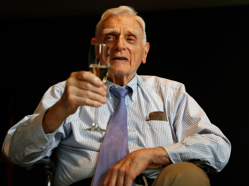 John B. Goodenough im Oktober 2019 bei der Royal Society in London, nachdem er zum Nobelpreisträger für Chemie 2019 ernannt wurde. - Foto: Alastair Grant/AP/dpa