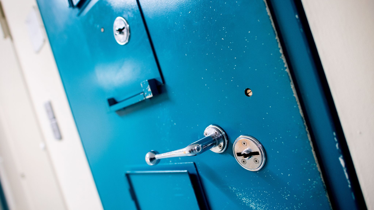 Die Tür zu einer Gefängniszelle. (Archivbild) - Foto: Hauke-Christian Dittrich/dpa