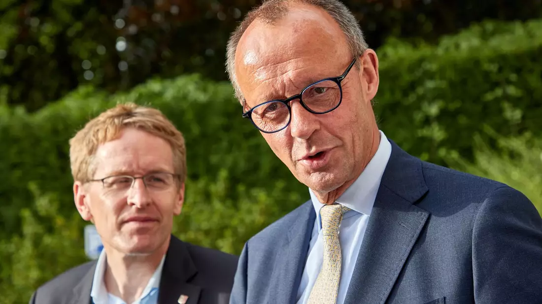 Schleswig-Holsteins Ministerpräsident Daniel Günther (l) und CDU-Chef Friedrich Merz. - Bild: Georg Wendt/dpa