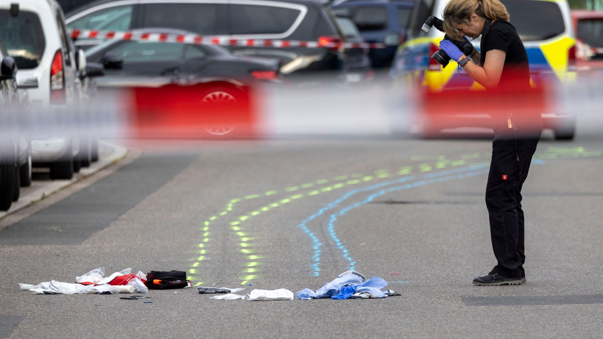 Eine Polizeibeamtin sichert Spuren am Unfallort. - Foto: Christoph Reichwein/dpa