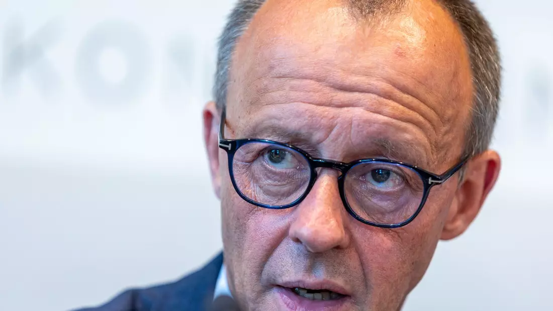 Wegen seiner Aussagen nach der Wahl im thüringischen Kreis Sonneberg gibt es für CDU-Chef Friedrich Merz harsche Kritik von den Grünen. - Bild: Jens Büttner/dpa