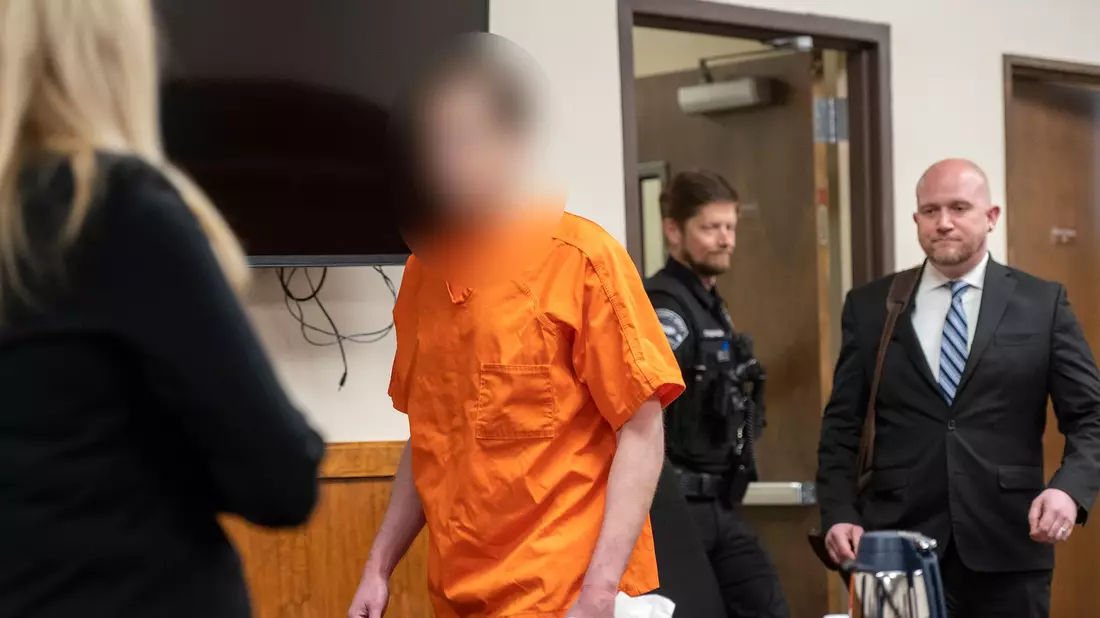 Der Angeklagte betritt den Gerichtssaal zu seiner Anklageverlesung im Bezirksgericht von Latah County. - Bild: Zach Wilkinson/Pool The Moscow-Pullman Daily News/AP/dpa