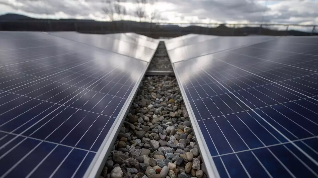 Eine Photovoltaikanlage steht auf einem Gebäude der Hochschule Reutlingen. - Bild: Sebastian Gollnow/dpa
