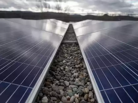 Eine Photovoltaikanlage steht auf einem Gebäude der Hochschule Reutlingen. - Foto: Sebastian Gollnow/dpa