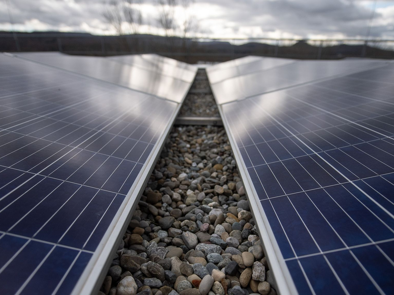 Eine Photovoltaikanlage steht auf einem Gebäude der Hochschule Reutlingen. - Foto: Sebastian Gollnow/dpa