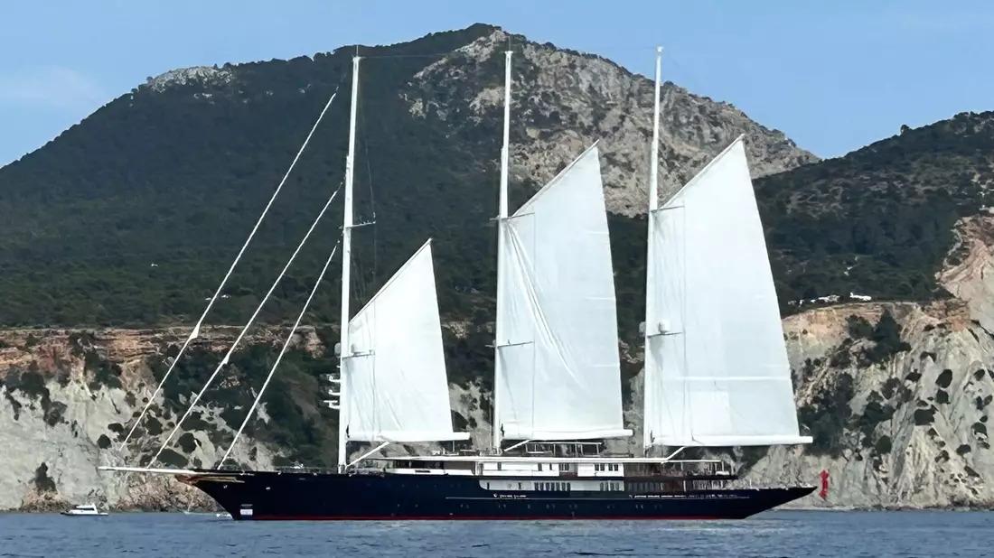 Die Segelyacht «Koru» von Amazon-Gründer Jeff Bezos fährt vor der Küste von Ibiza durchs Mittelmeer. - Bild: Felix Frieler/dpa