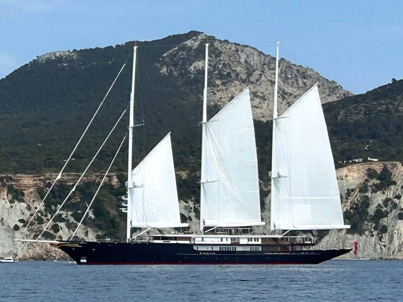 Die Segelyacht «Koru» von Amazon-Gründer Jeff Bezos fährt vor der Küste von Ibiza durchs Mittelmeer. - Foto: Felix Frieler/dpa