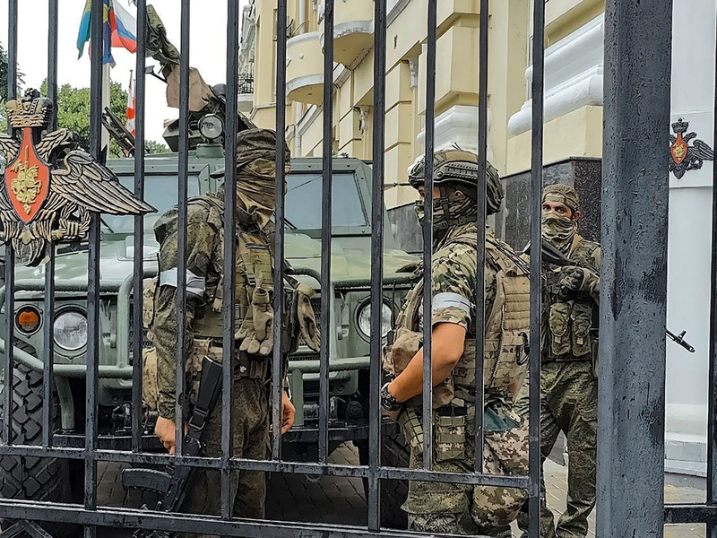 Kämpfer der Söldnergruppe Wagner bewachen einen Bereich in Rostow am Don. - Foto: -/AP/dpa