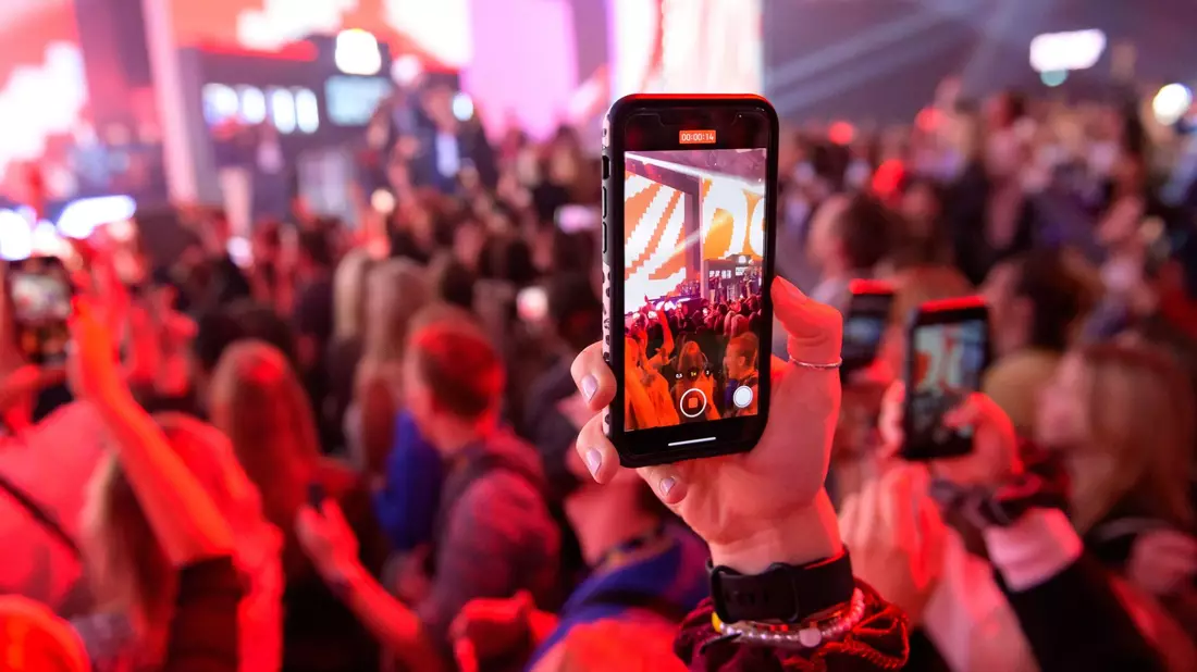 Konzert mitfilmen für die Instagram-Story: Jugendliche verbringen fast 64 Stunden pro Woche im Internet. - Bild: Jonas Walzberg/dpa
