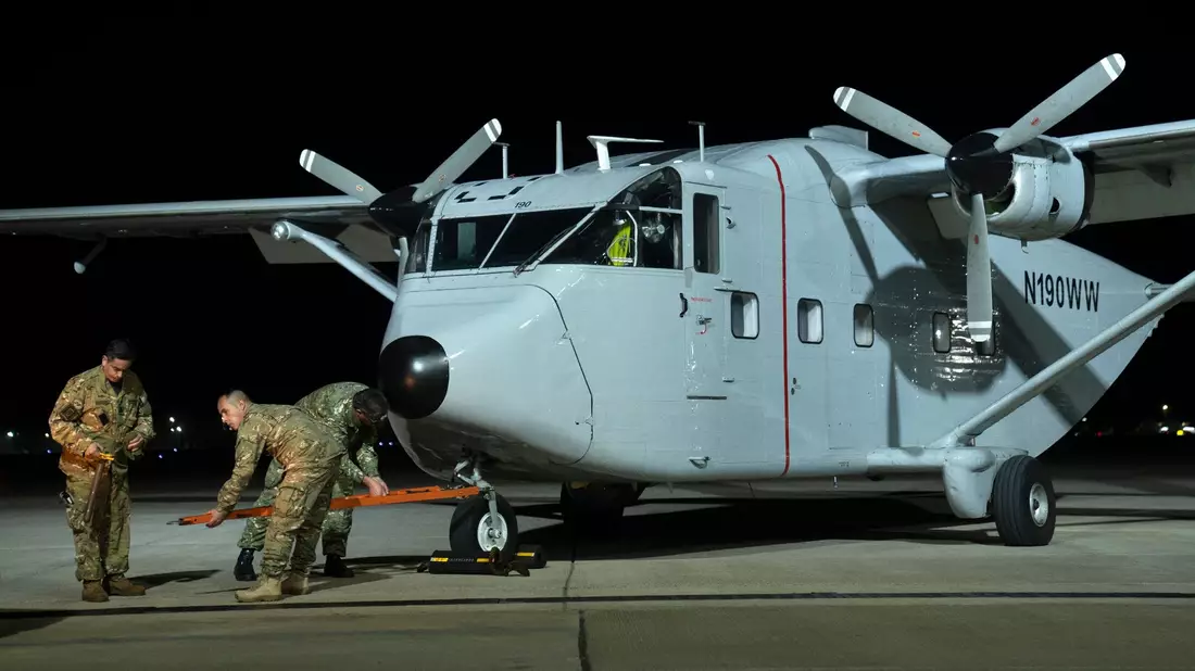 In Buenos Aires bereiten sich Piloten darauf vor, eines der Flugzeuge zu transportieren, die bei den «Todesflügen» während der letzten Militärdiktatur Argentiniens eingesetzt wurden. - Bild: Victor R. Caivano/AP