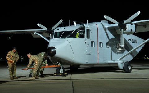In Buenos Aires bereiten sich Piloten darauf vor, eines der Flugzeuge zu transportieren, die bei den «Todesflügen» während der letzten Militärdiktatur Argentiniens eingesetzt wurden. - Foto: Victor R. Caivano/AP In Buenos Aires bereiten sich Piloten darauf vor, eines der Flugzeuge zu transportieren, die bei den «Todesflügen» während der letzten Militärdiktatur Argentiniens eingesetzt wurden. - Foto: Victor R. Caivano/AP
