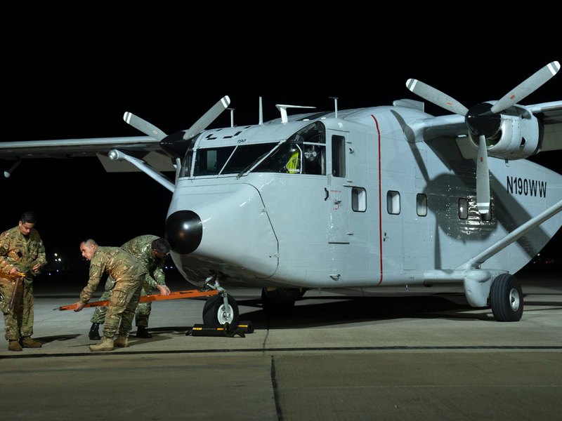 In Buenos Aires bereiten sich Piloten darauf vor, eines der Flugzeuge zu transportieren, die bei den «Todesflügen» während der letzten Militärdiktatur Argentiniens eingesetzt wurden. - Foto: Victor R. Caivano/AP