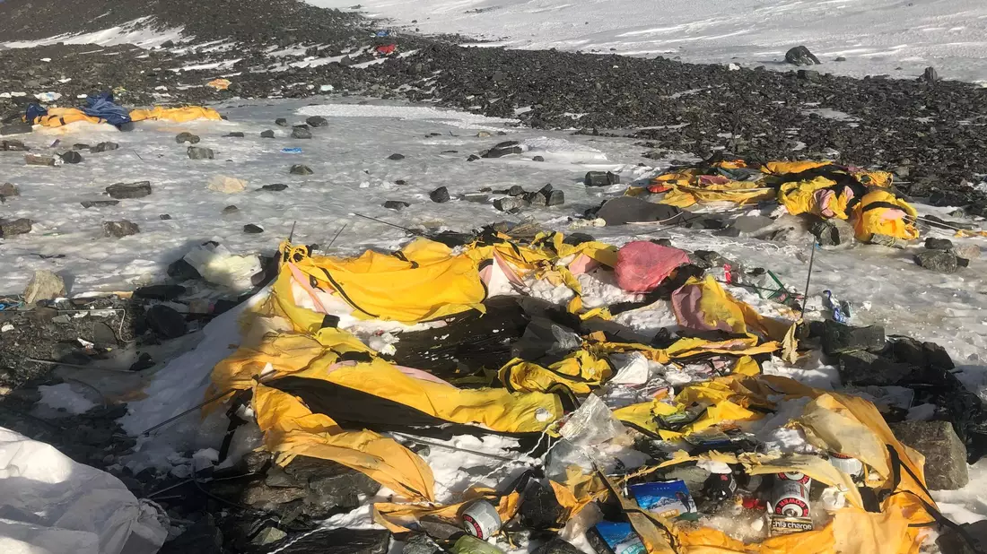 Der Mount Everest gilt mittlerweile als «höchstgelegene Müllhalde der Welt». - Bild: Jenjen Lama/dpa