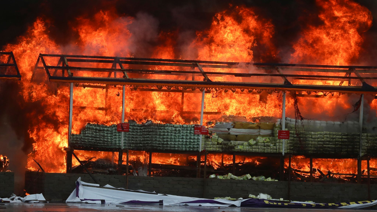Anlässlich des Internationalen Tages gegen Drogenmissbrauch und illegalen Handel wurden in Myanmar Drogen verbrannt. - Foto: Thein Zaw/AP