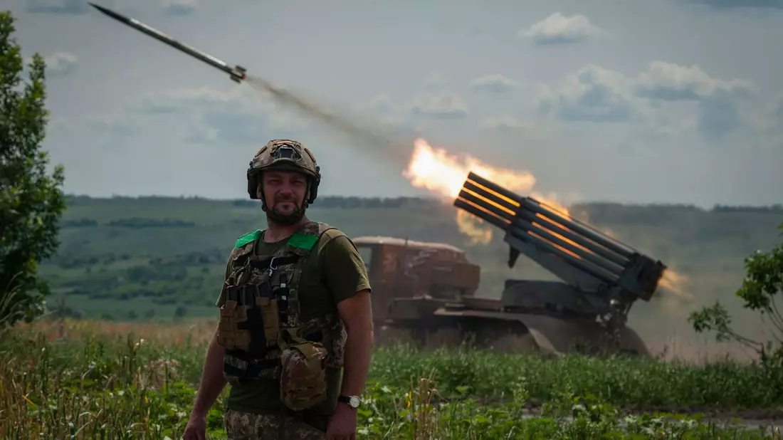 Ein Soldat an der Frontlinie in der Region Donezk: Hier gelangen der ukrainischen Armee offenbar zuletzt kleine Vorstöße. - Bild: Iryna Rybakova/AP/dpa