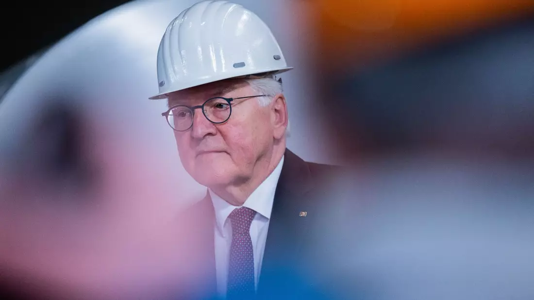 Bundespräsident Frank-Walter Steinmeier ist mit 150 Diplomatinnen und Diplomaten in NRW unterwegs. - Bild: Rolf Vennenbernd/dpa
