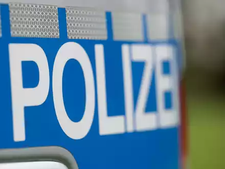 Einsatzfahrzeug der Polizei. - Foto: Marijan Murat/dpa/Symbolbild