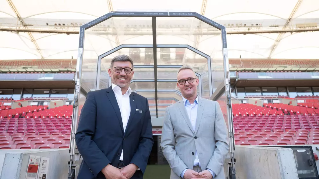 VfB-Vorstandsboss Alexander Wehrle (r) und Vereinspräsident Claus Vogt. - Bild: Marijan Murat/dpa