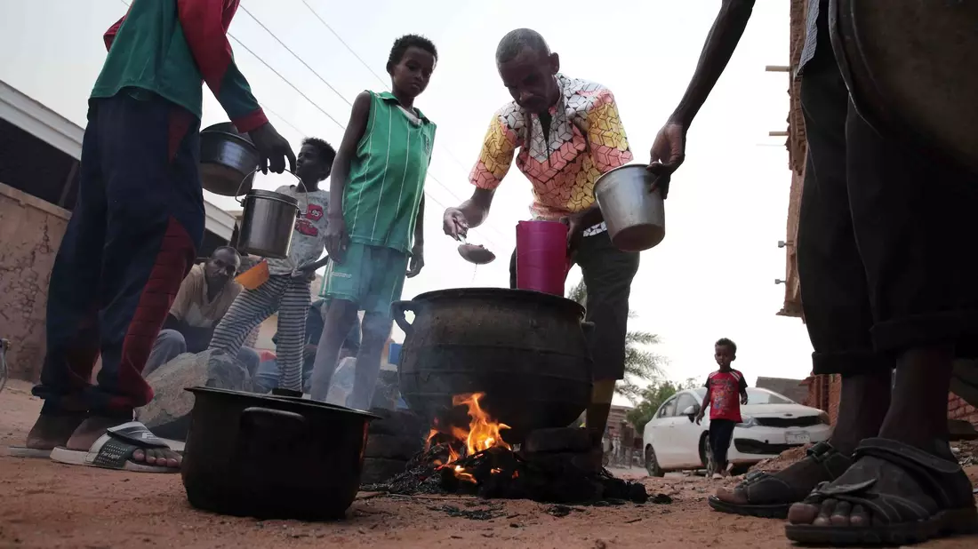 Menschen bereiten in einem Viertel von Khartum Essen zu. Im Sudan soll eine Waffenpause gelten. - Bild: -/AP/dpa
