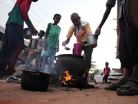 Menschen bereiten in einem Viertel von Khartum Essen zu. Im Sudan soll eine Waffenpause gelten. - Foto: -/AP/dpa