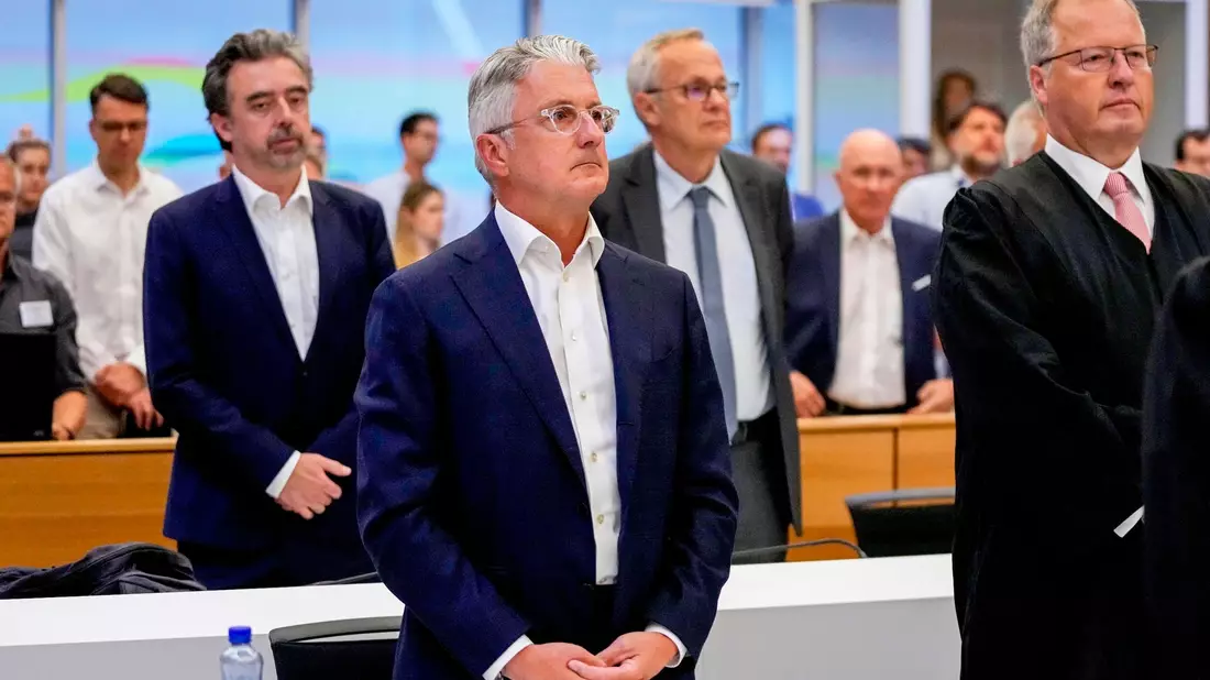 Rupert Stadler (M), ehemaliger Vorstandsvorsitzender des Automobilherstellers Audi, wartet im Landgericht auf das Urteil. - Bild: Matthias Schrader/AP Pool/dpa