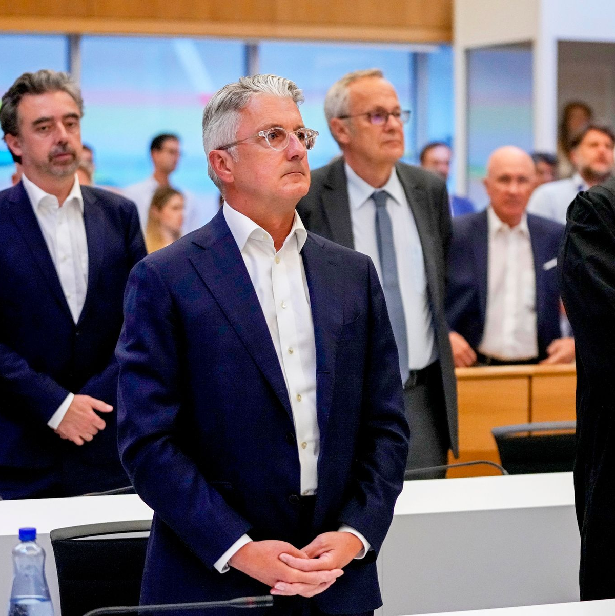 Rupert Stadler (M), ehemaliger Vorstandsvorsitzender des Automobilherstellers Audi, wartet im Landgericht auf das Urteil. - Foto: Matthias Schrader/AP Pool/dpa