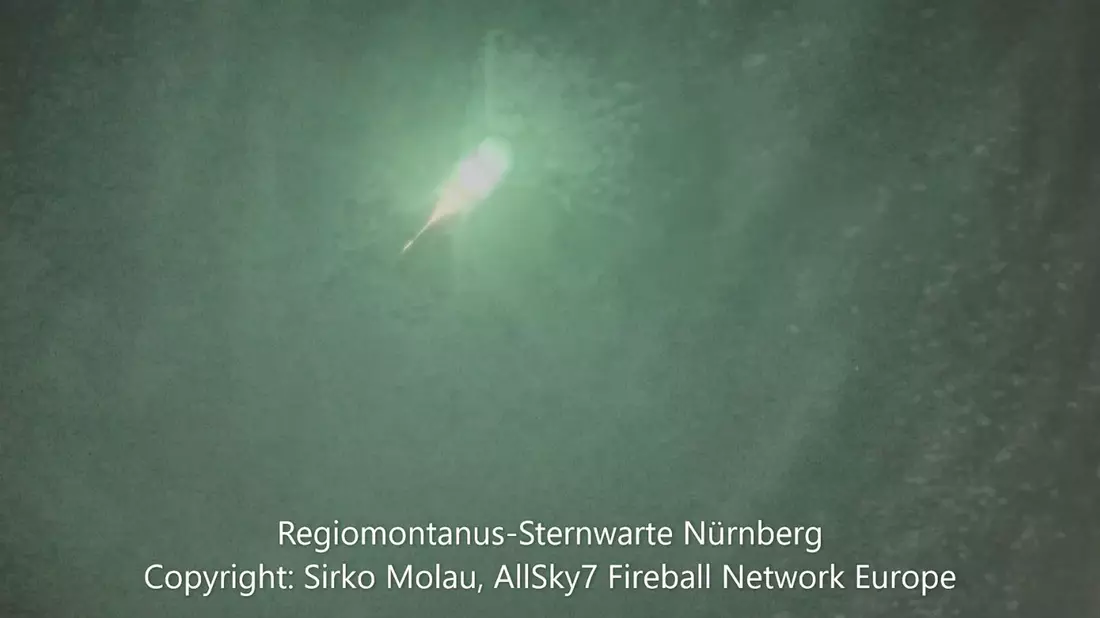 Das Videostandbild zeigt den im Süden Deutschlands gesichteten Meteoroiden - Bild: Sirko Molau/AllSky7 Fireball Network Europe/Sternwarte Nürnberg/dpa