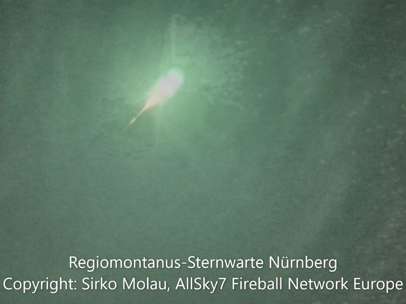 Das Videostandbild zeigt den im Süden Deutschlands gesichteten Meteoroiden - Foto: Sirko Molau/AllSky7 Fireball Network Europe/Sternwarte Nürnberg/dpa