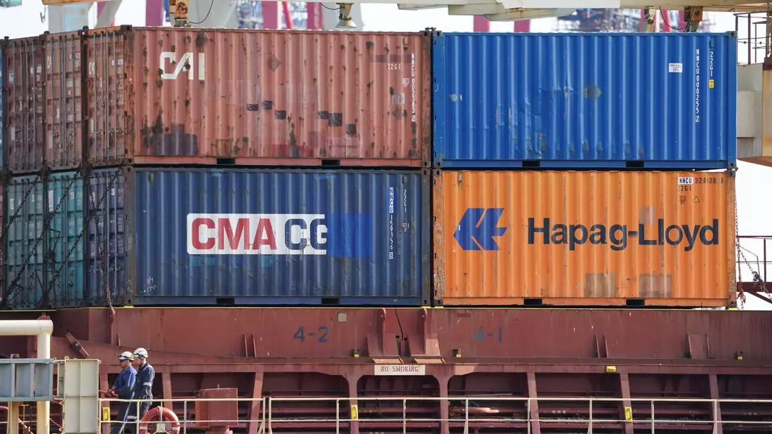 Container stehen gestapelt auf einem Containerschiff im Hamburger Hafen: Die EU-Staaten haben grünes Licht für die Unterzeichnung eines Freihandelsabkommen mit Neuseeland gegeben. - Bild: Marcus Brandt/dpa
