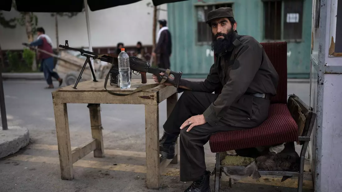 Ein Soldat der Taliban hält ein Maschinengewehr an einem Kontrollpunkt in Kabul: Auch nach der Machtübernahme der Taliban sterben Zivilisten. - Bild: Rodrigo Abd/AP/dpa