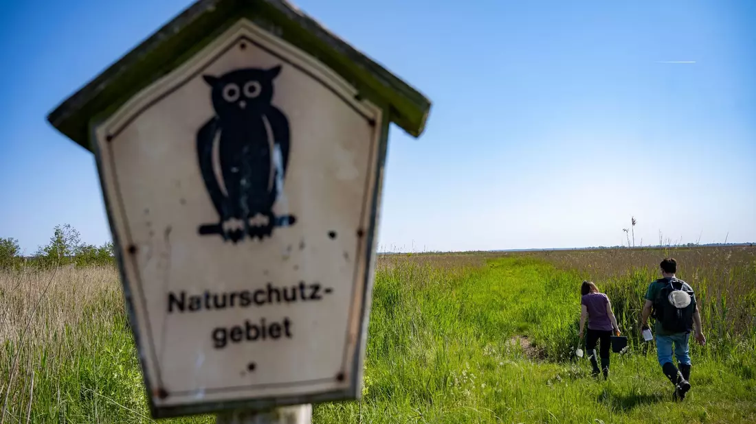 Ein Schild mit der Aufschrift «Naturschutzgebiet» in Mecklenburg-Vorpommern. - Bild: Stefan Sauer/dpa