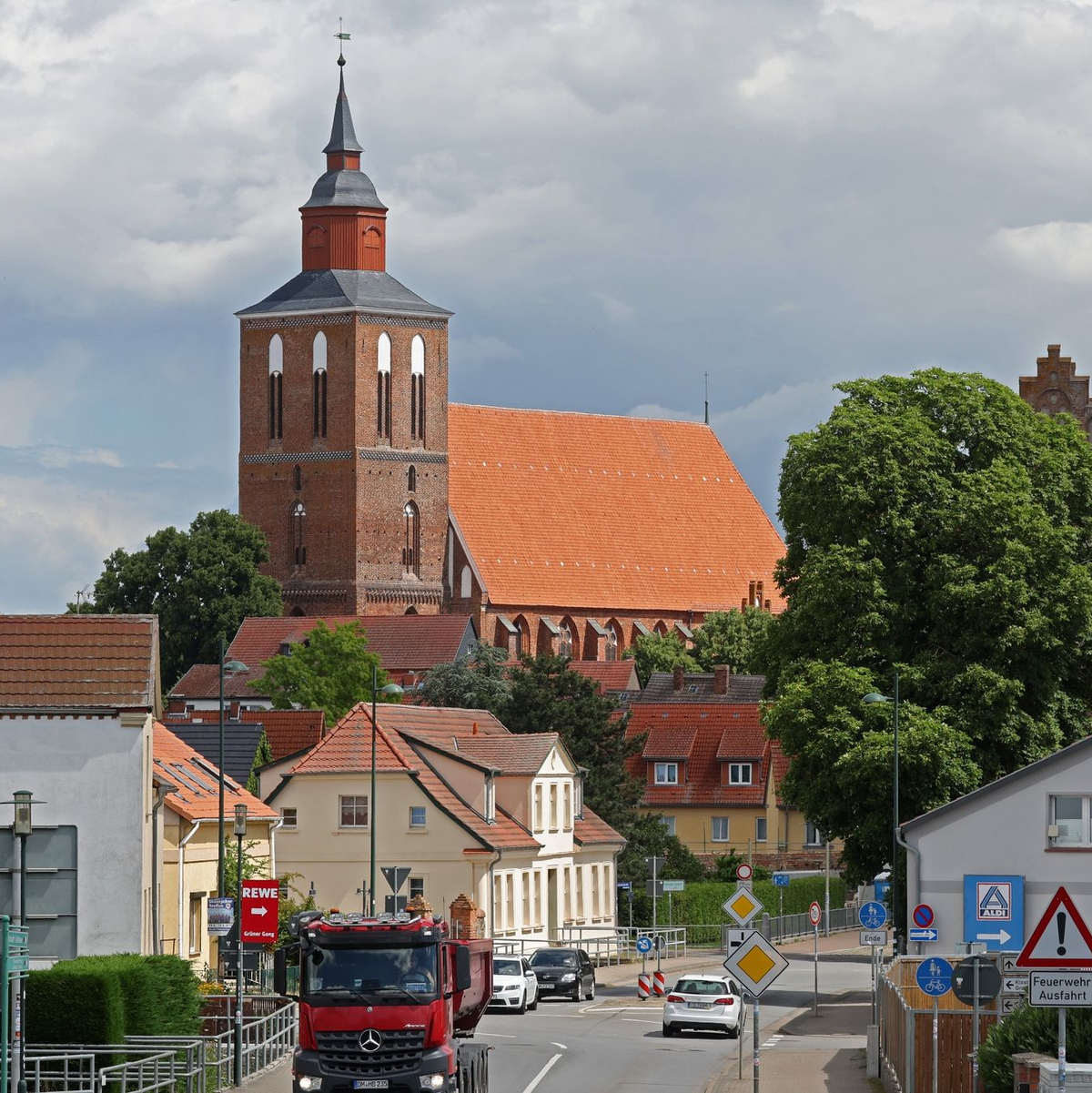 Blick auf die Innenstadt von Altentreptow, wo sich die Schule der 13-jährigen befindet, die nach mutmaßlichem Drogenmissbrauch gestorben ist. - Foto: Bernd Wüstneck/dpa