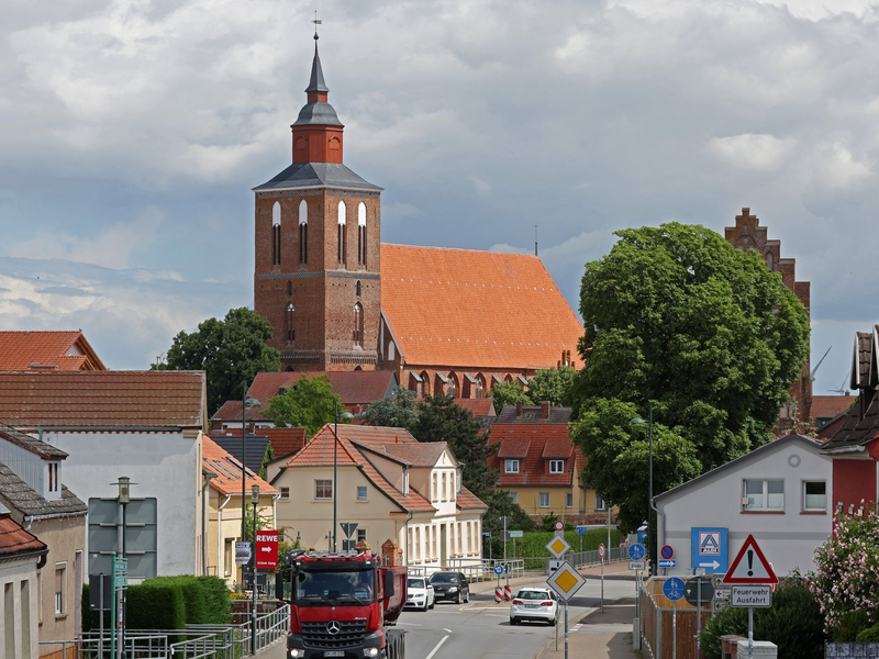 Blick auf die Innenstadt von Altentreptow, wo sich die Schule der 13-jährigen befindet, die nach mutmaßlichem Drogenmissbrauch gestorben ist. - Foto: Bernd Wüstneck/dpa
