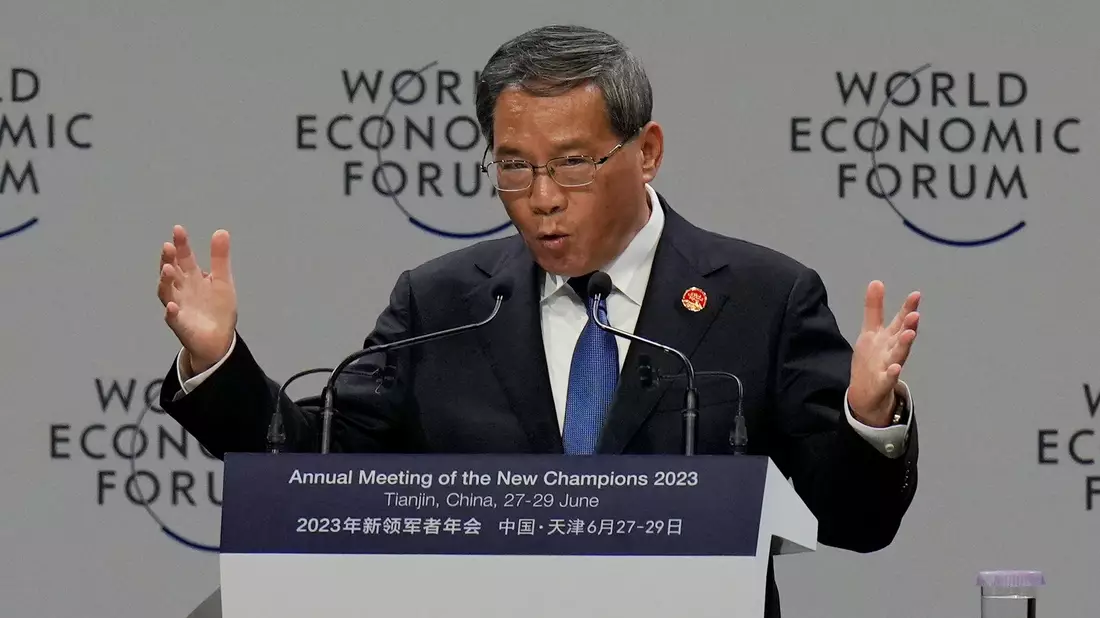 Chinas Regierungschef Li Qiang hat sich zu Wirtschaftsbeziehungen geäußert. - Bild: Andy Wong/AP